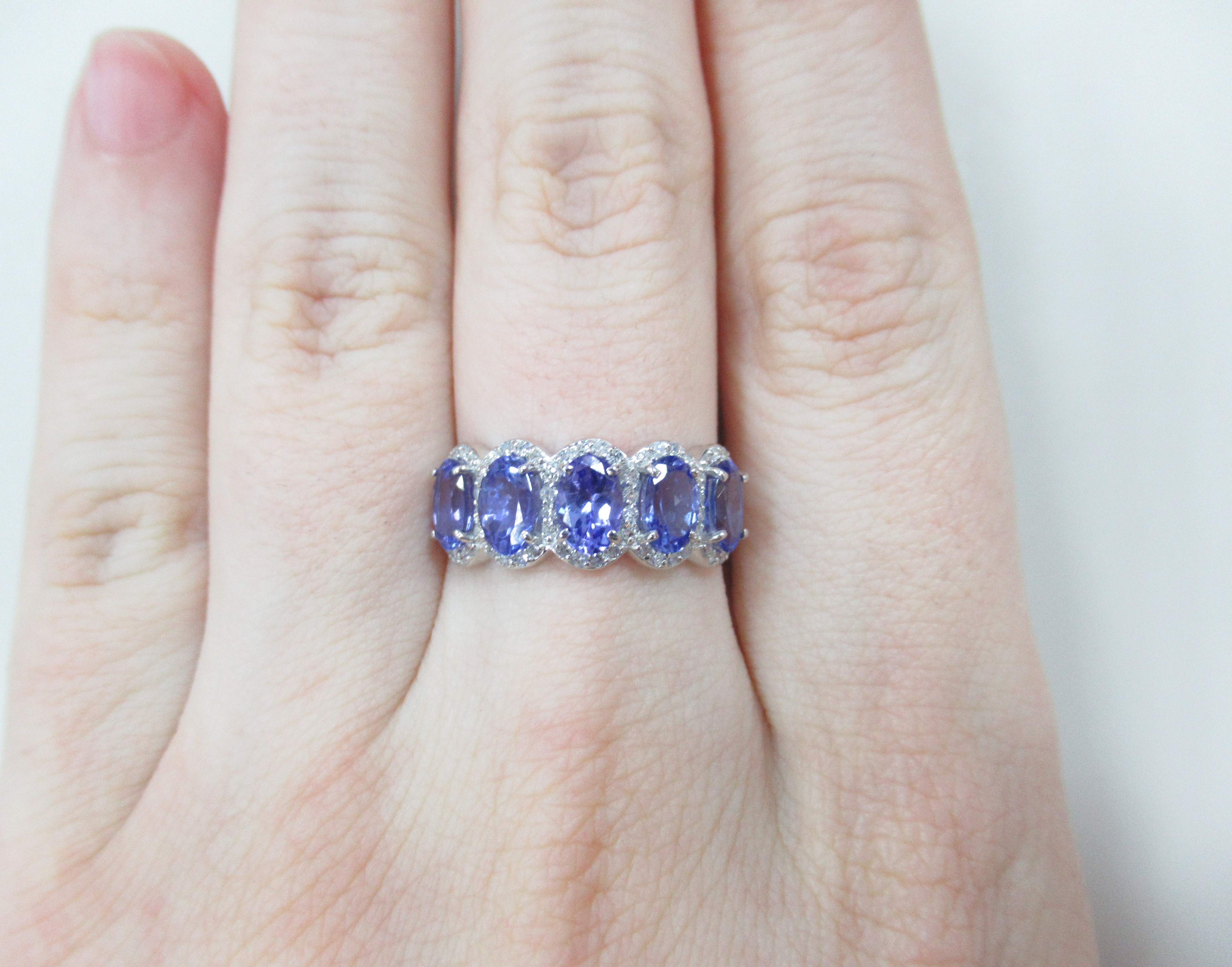 Кольцо из белого золота с танзанитами